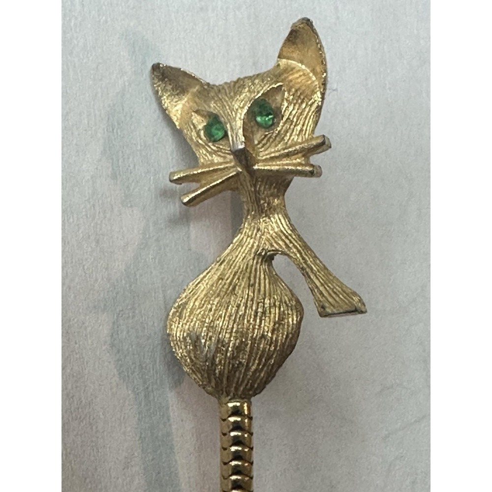 VTG CAT with Green Eyes Tail Moves Brooch 2" L.   Mid Mod Gold Tone